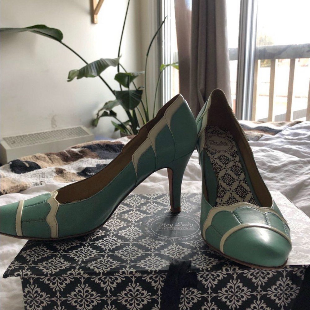 Hey Lady Scalloped Seafoam Green Heels Size 6 - Picture 3 of 3